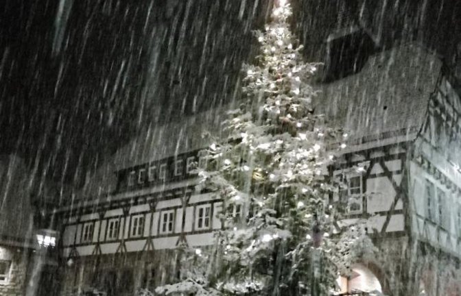 Sonntagabend in Nussdorf: Der Winter lässt grüßen. Foto: Zink