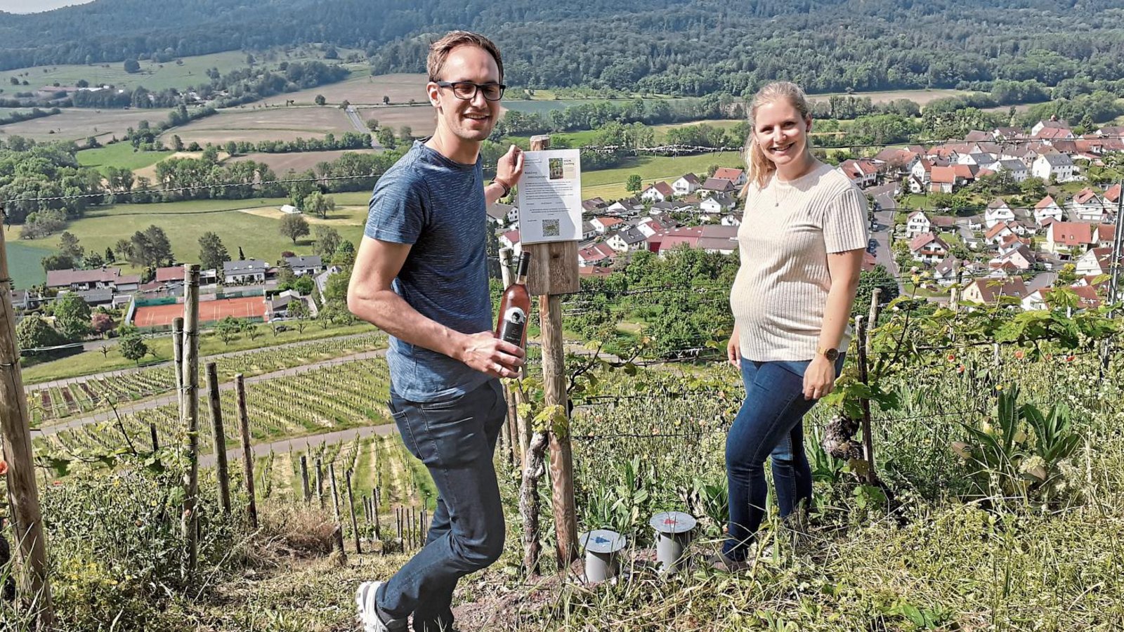 Lea und Matthias Kurrle haben in den Weinbergen Spielbergs und Ochsenbachs edle Tropfen versteckt, welche die Teilnehmer am Wein-Caching suchen und genießen können. Foto: Glemser Lea und Matthias Kurrle haben in den Weinbergen Spielbergs und Ochsenbachs edle Tropfen versteckt, welche die Teilnehmer am Wein-Caching suchen und genießen können. Foto: Glemser
