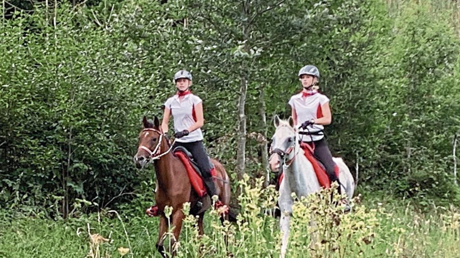 Sina Röhm auf Saida Hilal und Finnja Röhm auf Whiskey (von links) sind die gesamten 50 Kilometer zusammen geritten. Foto: privat Sina Röhm auf Saida Hilal und Finnja Röhm auf Whiskey (von links) sind die gesamten 50 Kilometer zusammen geritten. Foto: privat