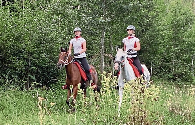 Sina Röhm auf Saida Hilal und Finnja Röhm auf Whiskey (von links) sind die gesamten 50 Kilometer zusammen geritten. Foto: privat