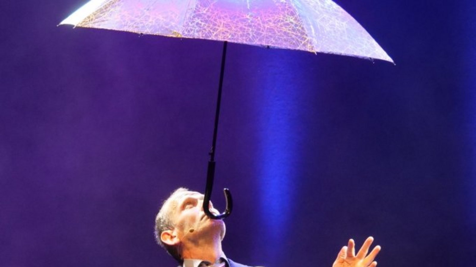 Ein Regenschirm ist Teil einer Jonglage von Karl-Heinz Helmschrot.