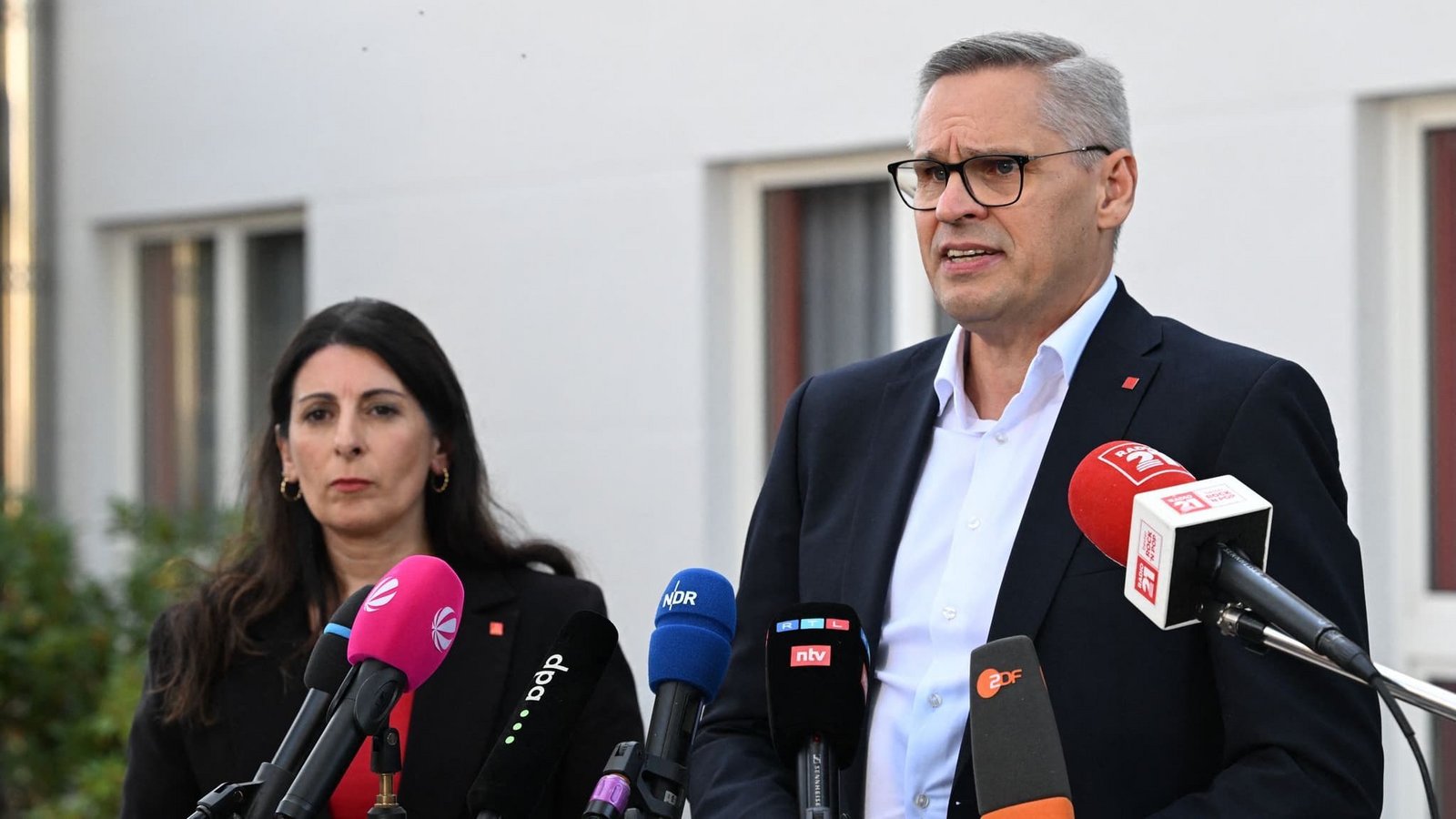 IG-Metall-Bezirksleiter Gröger und VW-Betriebsratschefin Cavallo zeigten sich nach dem Gespräch «enttäuscht und wütend».Julian Stratenschulte/dpa IG-Metall-Bezirksleiter Gröger und VW-Betriebsratschefin Cavallo zeigten sich nach dem Gespräch «enttäuscht und wütend».Julian Stratenschulte/dpa