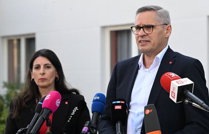 IG-Metall-Bezirksleiter Gröger und VW-Betriebsratschefin Cavallo zeigten sich nach dem Gespräch «enttäuscht und wütend».<span class='image-autor'>Julian Stratenschulte/dpa</span>