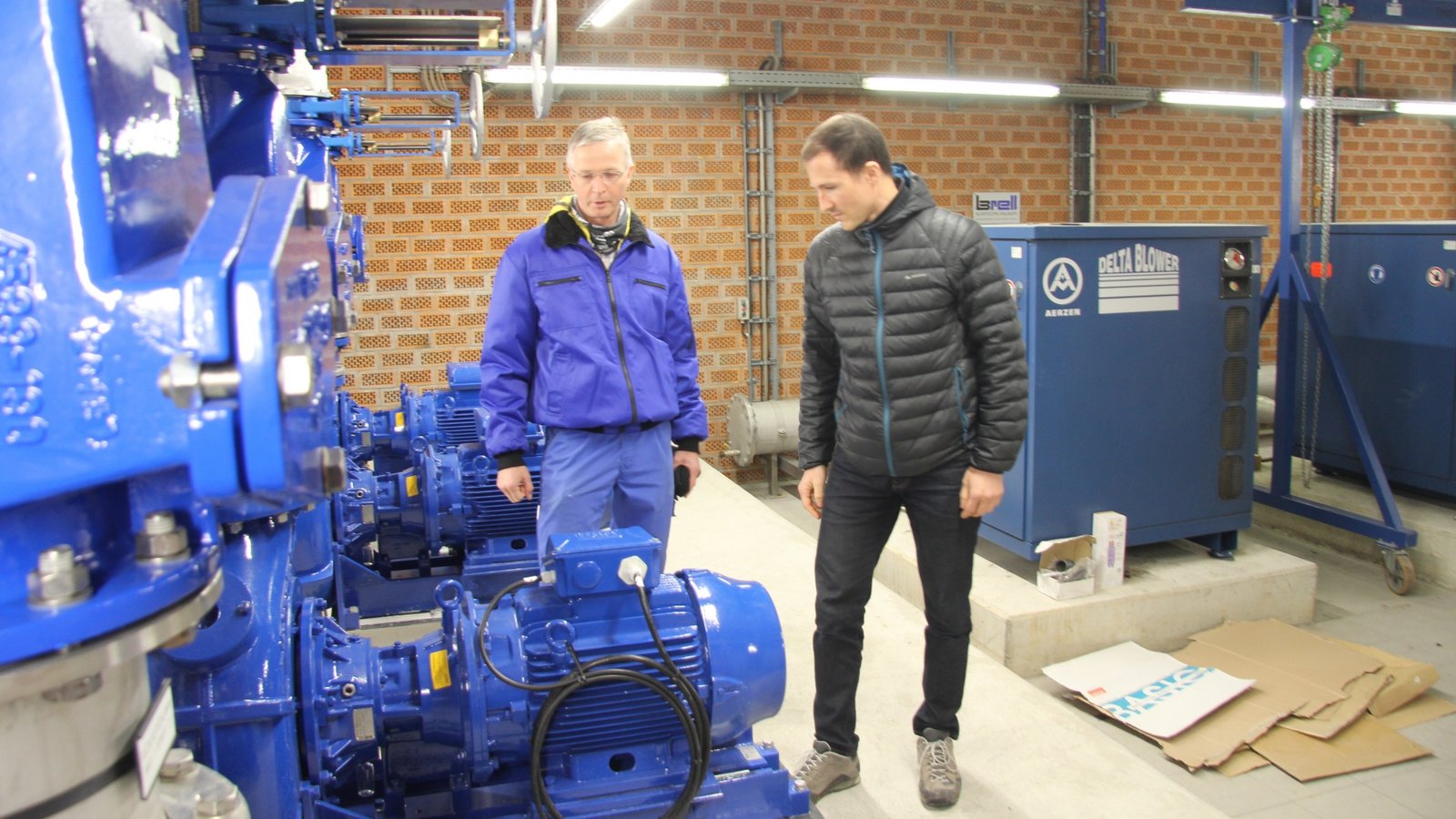 Jörg Esenwein (links) und Christian Weber sind begeistert vom neuen Pumpwerk im Keller eines Nebengebäudes. Bisher waren die Pumpen direkt in einem Becken montiert, wo sie für Wartungsarbeiten allerdings schwer erreichbar waren. Das Foto rechts zeigt den ehemaligen Standort.