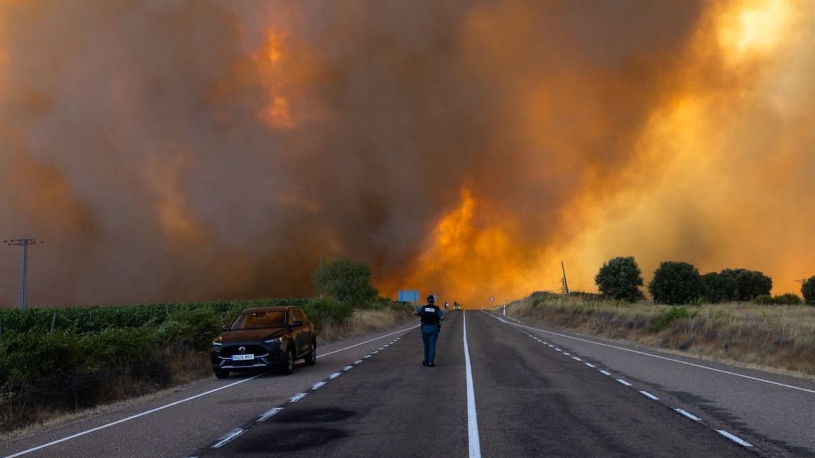 In Spanien ist nun in einem Nationalpark an der Grenze zu Portugal ein großes Feuer ausgebrochen. Wegen erheblichen Risiken für die Anwohner sind wölf Ortschaften rund um die Gemeinde Fermoselle innerhalb des Parque Nacional Arribes del Duero evakuiert worden,Paloma V. Escarpa/EUROPA PRESS/dpa In Spanien ist nun in einem Nationalpark an der Grenze zu Portugal ein großes Feuer ausgebrochen. Wegen erheblichen Risiken für die Anwohner sind wölf Ortschaften rund um die Gemeinde Fermoselle innerhalb des Parque Nacional Arribes del Duero evakuiert worden,Paloma V. Escarpa/EUROPA PRESS/dpa
