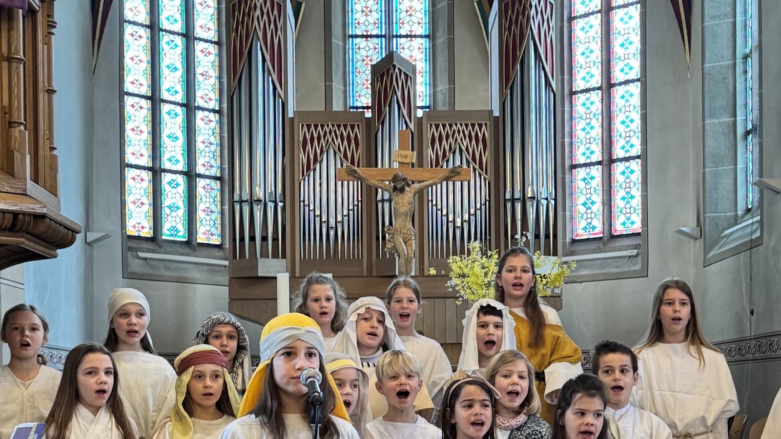Die Kinder des Schulchores singen beim Musical begeistert mit.  Foto: p