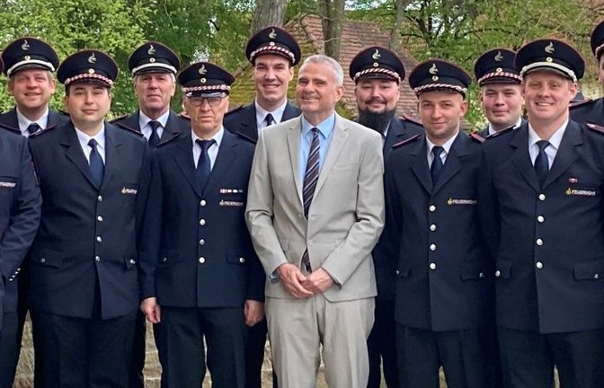 Bürgermeister Holger Albrich dankt den Abteilungskommandanten und ihren Stellvertretern für ihren Einsatz.  <span class='image-autor'>Foto: p</span>