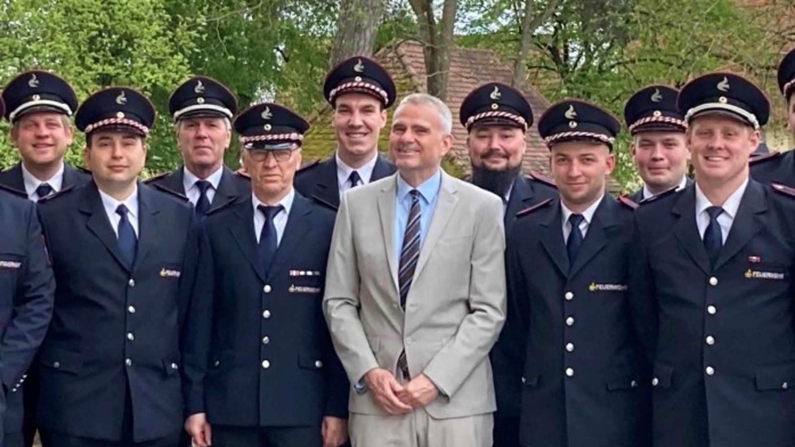 Bürgermeister Holger Albrich dankt den Abteilungskommandanten und ihren Stellvertretern für ihren Einsatz.  Foto: p