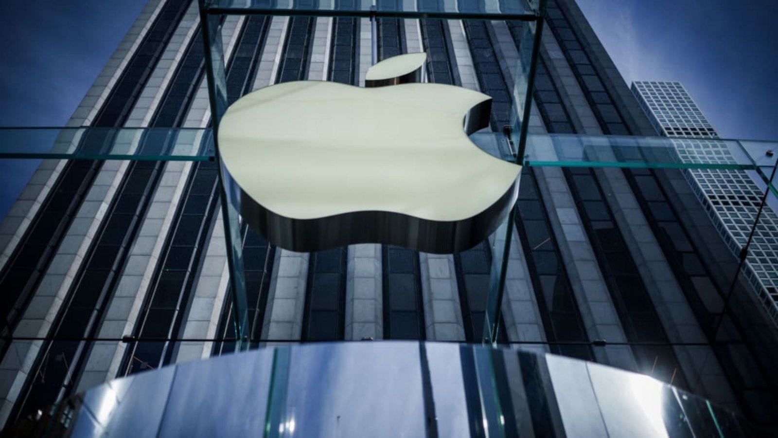 Das Logo von Apple, aufgenommen am Apple Store in der 5th Avenue in Manhattan. Apple ist wieder das wertvollste Unternehmen der Welt (Archivfoto).dpa