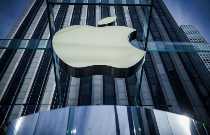 Das Logo von Apple, aufgenommen am Apple Store in der 5th Avenue in Manhattan. Apple ist wieder das wertvollste Unternehmen der Welt (Archivfoto).<span class='image-autor'>dpa</span>