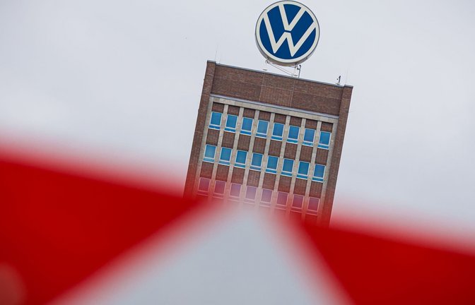 Außenansicht des VW-Stammwerks in Wolfsburg.  (zu dpa: «Bericht: Sparpaket im VW-Aufsichtsrat durchgefallen»)<span class='image-autor'>Moritz Frankenberg/dpa</span>