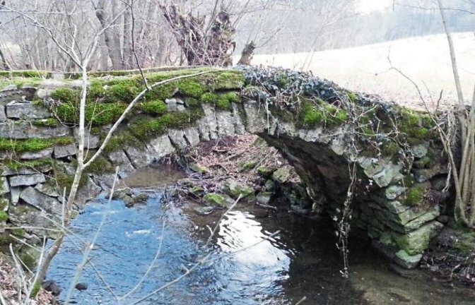 Diese schöne alte Steinbrücke über den Kreuzbach hat unser Leser Martin Schramm in der Nähe der Sorgenmühle unterhalb Sonnenberg entdeckt. „Mich würde schon interessieren, wie alt diese Brücke wohl ist...“, fragt er sich.