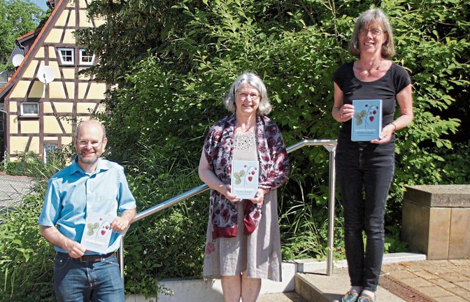 Johannes Kiess, Gudrun Strecker und Karin Beck (von links) bei der Präsentation des „Impulsbuches“. Foto: Pfisterer
