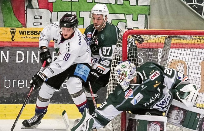 Steelers-Goalie Sinisa Martinovic (rechts) zeigte sich zwar hin und wieder geistig etwas abwesend. Hier lässt er aber Enrico Saccomani (links), der von Frederik Cabana bedrängt wird, keine Chance. Foto: Simecek
