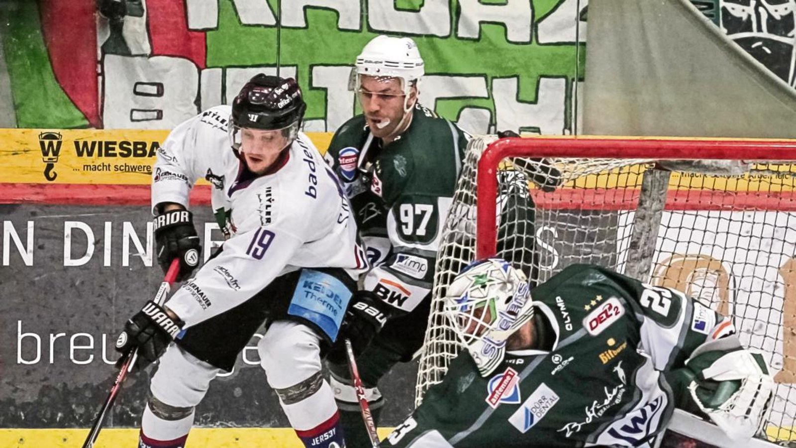 Steelers-Goalie Sinisa Martinovic (rechts) zeigte sich zwar hin und wieder geistig etwas abwesend. Hier lässt er aber Enrico Saccomani (links), der von Frederik Cabana bedrängt wird, keine Chance. Foto: Simecek
