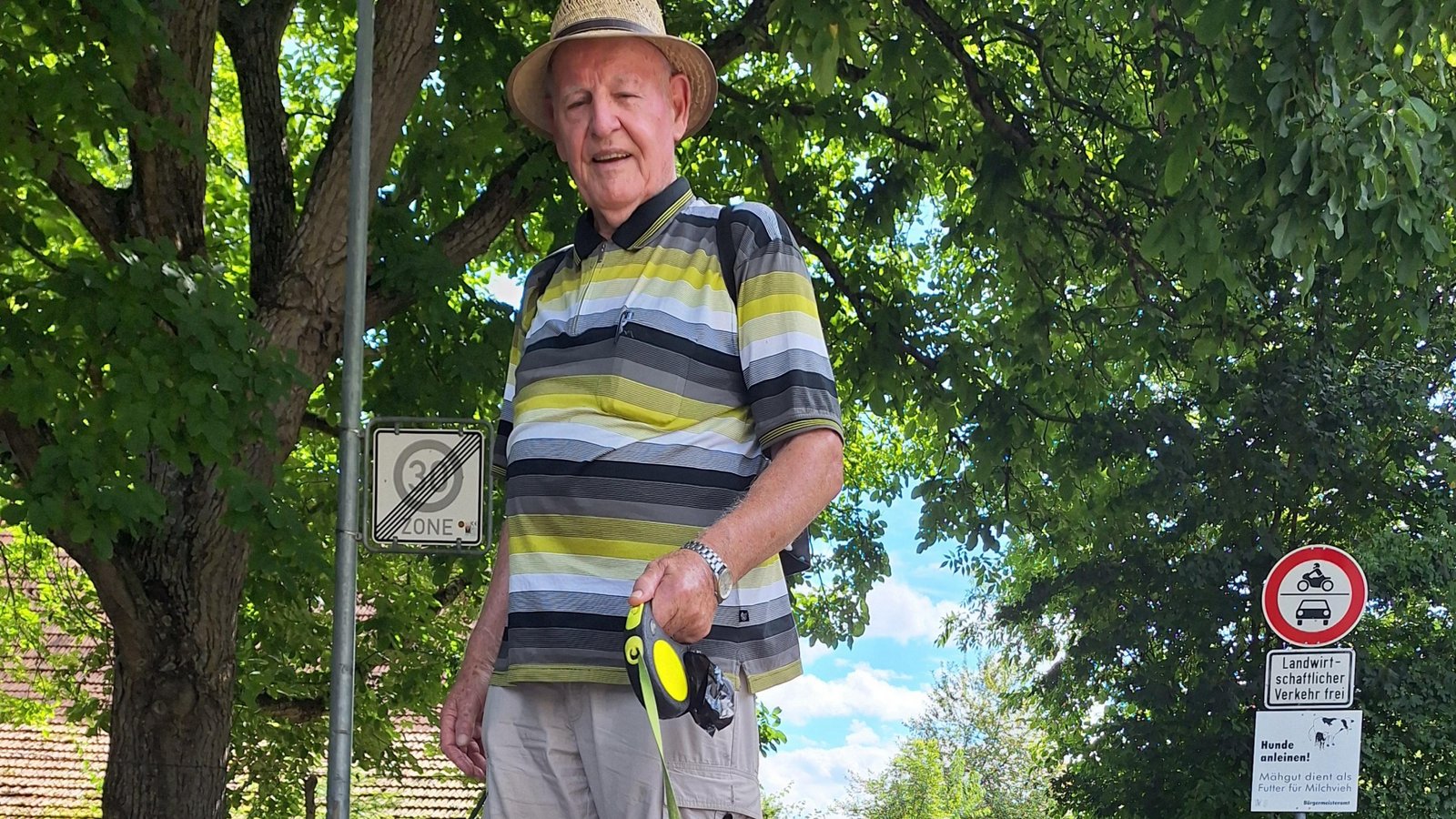 Walter Sämann und sein Hund Bobbel schaffen die Strecke mit links.