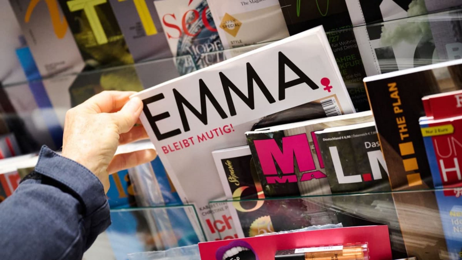 Vor knapp 50 Jahren erschien die erste „Emma“&nbsp;– gegründet von Alice Schwarzer. Jetzt kündigt die Frauenrechtlerin das Aus ihrer Zeitschrift an.Sina Schuldt/dpa