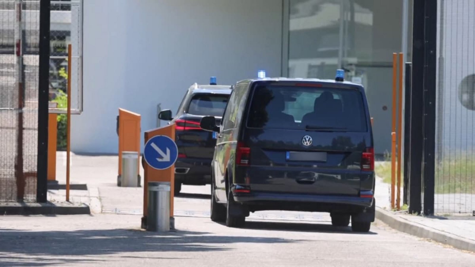 Polizeifahrzeuge fahren auf das Gelände des Bundesgerichtshofs. Nach dem Verbot der Reichsbürger-Gruppe «Königreich Deutschland» durch den Bundesinnenminister wurden vier mutmaßliche Rädelsführer einem Ermittlungsrichter vorgeführt.Philipp von Ditfurth/dpa