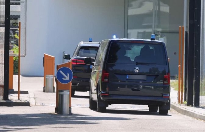Polizeifahrzeuge fahren auf das Gelände des Bundesgerichtshofs. Nach dem Verbot der Reichsbürger-Gruppe «Königreich Deutschland» durch den Bundesinnenminister wurden vier mutmaßliche Rädelsführer einem Ermittlungsrichter vorgeführt.<span class='image-autor'>Philipp von Ditfurth/dpa</span>