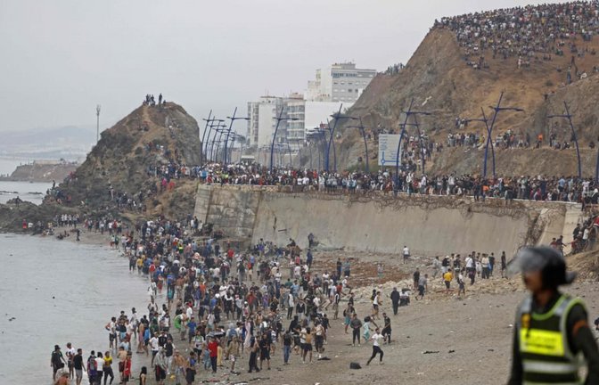 Ansturm: Rund 60 000 Menschen binnen eines Tages haben von Marokko aus die spanische Exklave Ceuta gestürmt. Ein spanisches Gericht hatte zuvor geurteilt, dass bei einer Einreise übers Meer keine sofortige Abschiebung erfolgen dürfe.<span class='image-autor'>ABDEL MAJID BZIOUAT/afp</span>