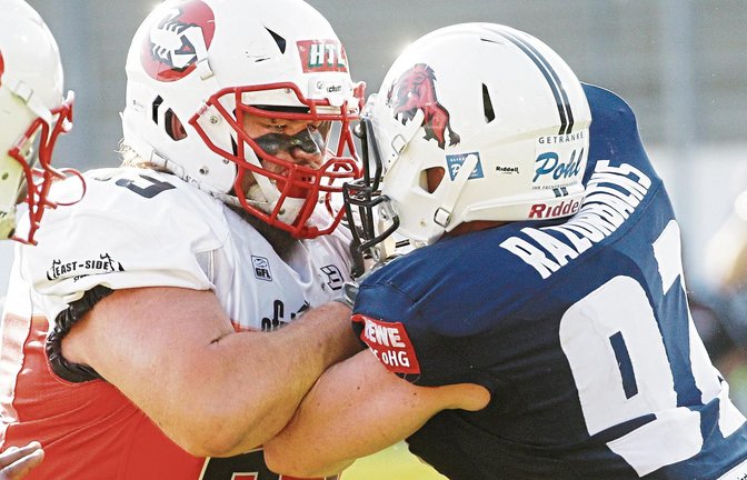 Der Reiz beim American Football ist für Rainer Mann (links) der Kampf Mann gegen Mann an der sogenannten Line of Scrimmage, auf der der Ball zu Beginn jedes Spielzugs liegt.  Fotos: Baumann