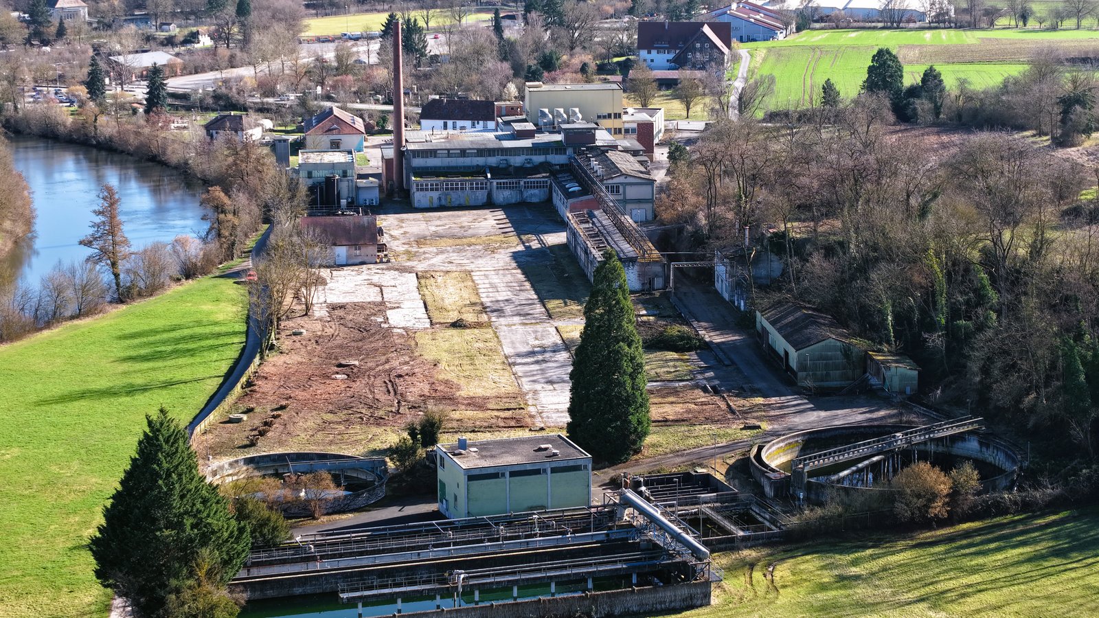 Die Kläranlage im Vordergrund soll teilweise zurückgebaut werden. Foto: Küppers