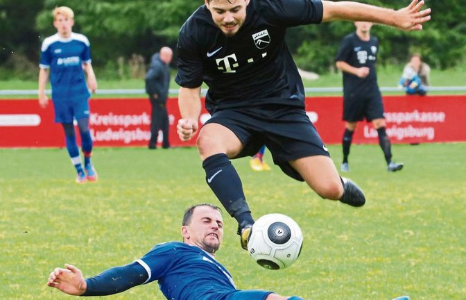 Kevin Stotz (SV Riet) wird hier von Vaihingens Qendrim Emini getackelt. Sekunden nach dieser Aktion wird der Rieter Verteidiger für eine ähnliche Handlung mit Gelb-Rot des Platzes verwiesen. Foto: Küppers