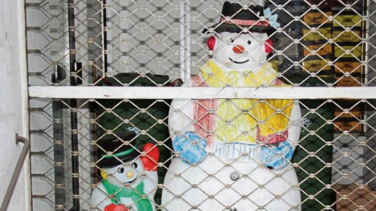 Wenn die Schneemänner eingesperrt sind, kann es ja nichts mehr werden mit einem ordentlichen Winter. Gesehen in Großsachsenheim. Foto: Elsässer Wenn die Schneemänner eingesperrt sind, kann es ja nichts mehr werden mit einem ordentlichen Winter. Gesehen in Großsachsenheim. Foto: Elsässer