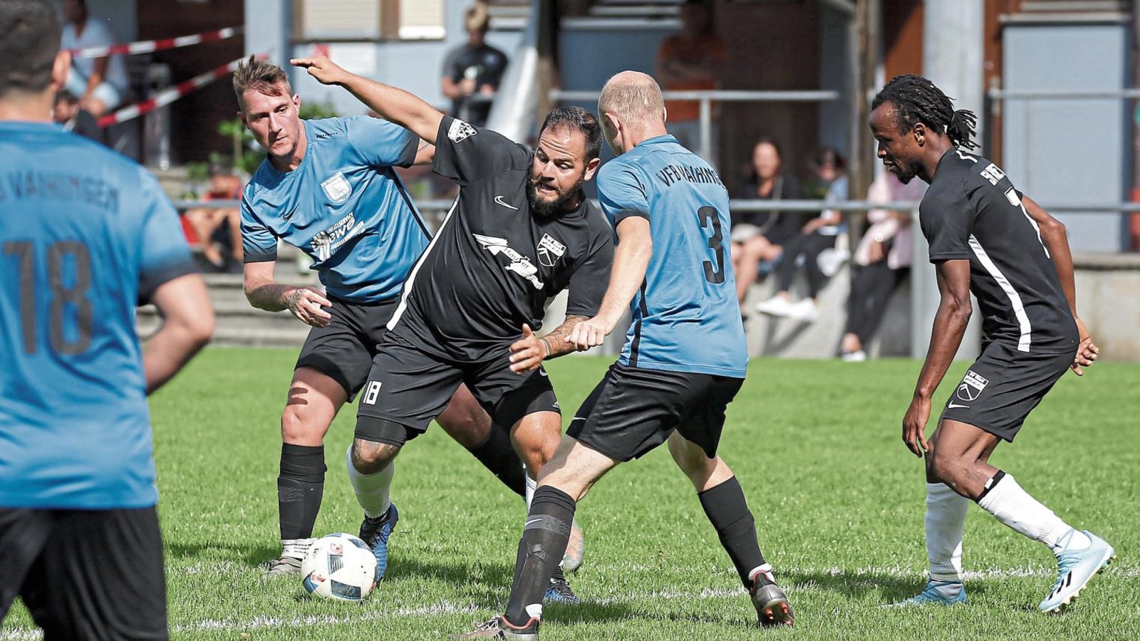 Riets Pasquale Arena (in Schwarz, am Ball) wird von Daniel Heyd (links) und Uwe Müller in die Zange genommen. Am Ende setzt sich der SV Riet II mit 5:1 in Vaihingen durch. Foto: Küppers Riets Pasquale Arena (in Schwarz, am Ball) wird von Daniel Heyd (links) und Uwe Müller in die Zange genommen. Am Ende setzt sich der SV Riet II mit 5:1 in Vaihingen durch. Foto: Küppers