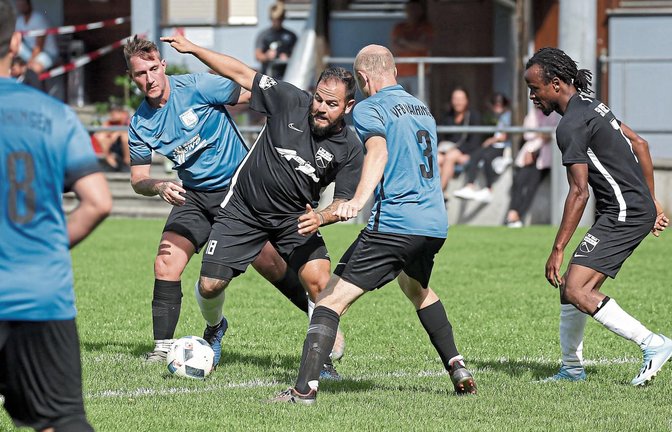 Riets Pasquale Arena (in Schwarz, am Ball) wird von Daniel Heyd (links) und Uwe Müller in die Zange genommen. Am Ende setzt sich der SV Riet II mit 5:1 in Vaihingen durch. Foto: Küppers