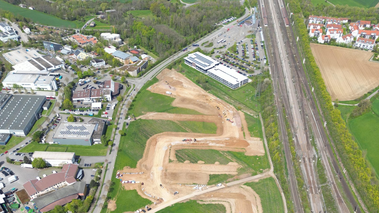 Gewerbegebiet Fuchsloch III, oben mittig der Bahnhof, links unten die Feuerwehr. Foto: Archiv/pv