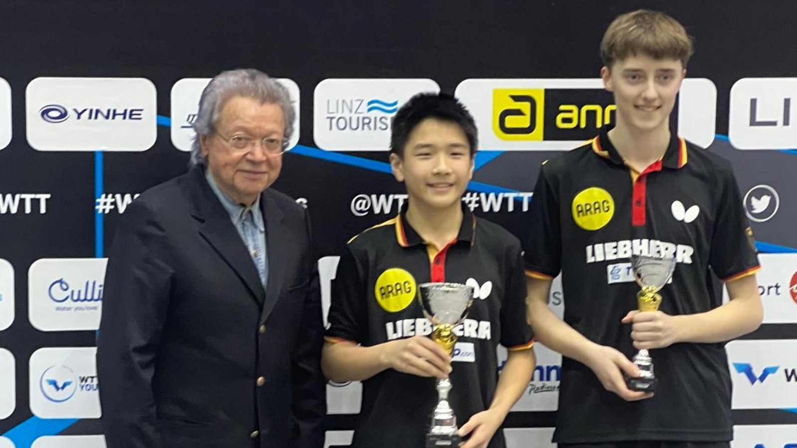 Tien Nghia Phong (Mitte) vom TTC Bietigheim-Bissingen freut sich über seinen ersten internationalen Turniererfolg. Foto: privat