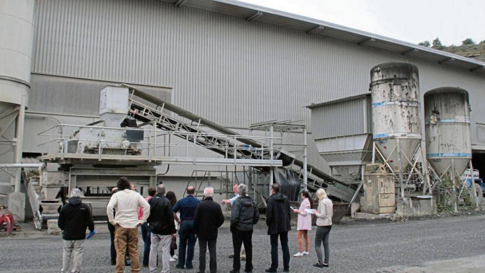 Die „Mühle“ für das Zermahlen des Gesteins. Der TA Illingen schaut vorbei, denn die Anlage liegt auf Illinger Gemarkung. Foto: Arning Die „Mühle“ für das Zermahlen des Gesteins. Der TA Illingen schaut vorbei, denn die Anlage liegt auf Illinger Gemarkung. Foto: Arning