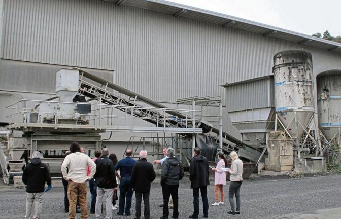 Die „Mühle“ für das Zermahlen des Gesteins. Der TA Illingen schaut vorbei, denn die Anlage liegt auf Illinger Gemarkung. Foto: Arning