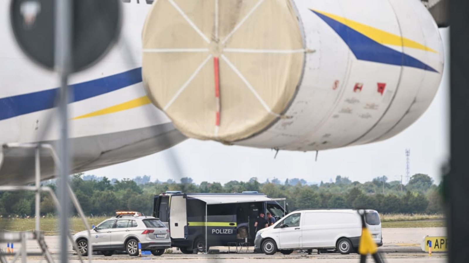 Nach dem nächtlichen Drohnen-Vorfall am Flughafen Leipzig/Halle haben Spezialisten der Bundespolizei eine Drohne mit einer Sprengvorrichtung entschärft.Hendrik Schmidt/dpa Nach dem nächtlichen Drohnen-Vorfall am Flughafen Leipzig/Halle haben Spezialisten der Bundespolizei eine Drohne mit einer Sprengvorrichtung entschärft.Hendrik Schmidt/dpa