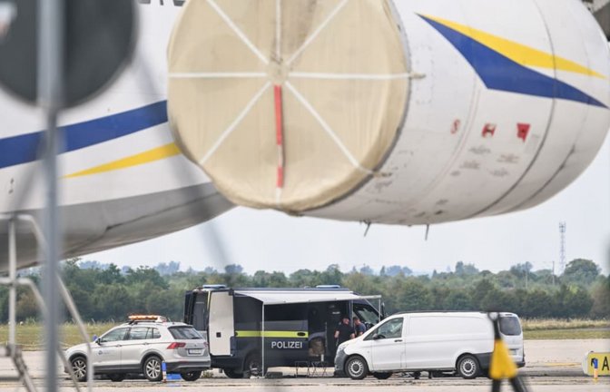 Nach dem nächtlichen Drohnen-Vorfall am Flughafen Leipzig/Halle haben Spezialisten der Bundespolizei eine Drohne mit einer Sprengvorrichtung entschärft.<span class='image-autor'>Hendrik Schmidt/dpa</span>