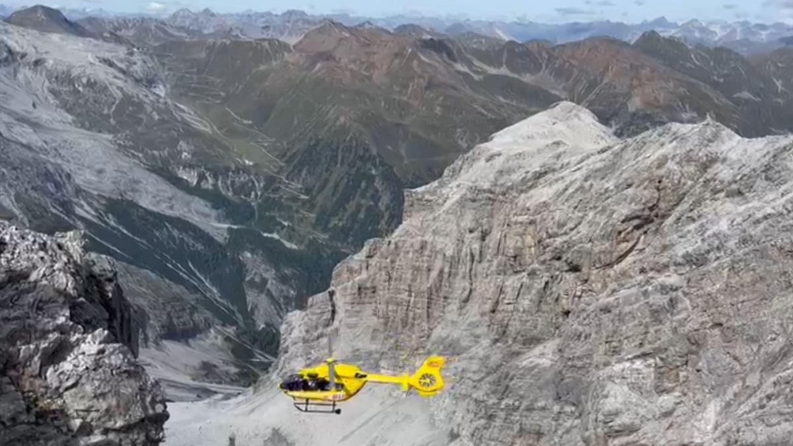 Vor den Augen ihrer Eltern ist ein 14-jähriges Mädchen in Südtirol zu Tode gestürzt. (Foto: Archiv)Bergrettung Italien/dpa