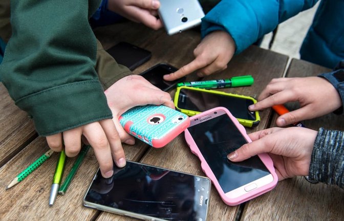 Handyverbote und Altersgrenzen bei Social Media bleiben umstritten.<span class='image-autor'>Heike Lyding/epd</span>
