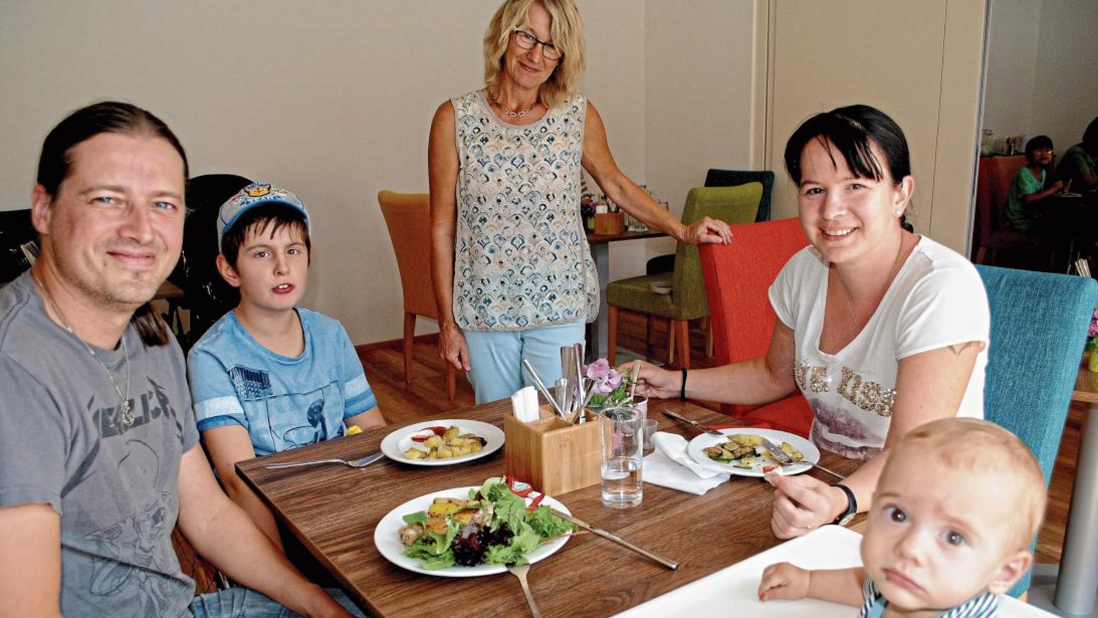 Im Speisesaal lassen sich die Gäste das Mittagessen schmecken. Lebensweg-Initiatorin Karin Eckstein (Mitte) freut es. Fotos: Stahlfeld Im Speisesaal lassen sich die Gäste das Mittagessen schmecken. Lebensweg-Initiatorin Karin Eckstein (Mitte) freut es. Fotos: Stahlfeld