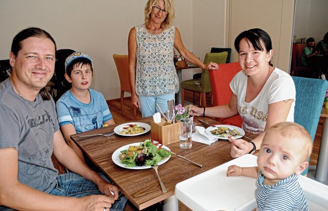 Im Speisesaal lassen sich die Gäste das Mittagessen schmecken. Lebensweg-Initiatorin Karin Eckstein (Mitte) freut es. Fotos: Stahlfeld