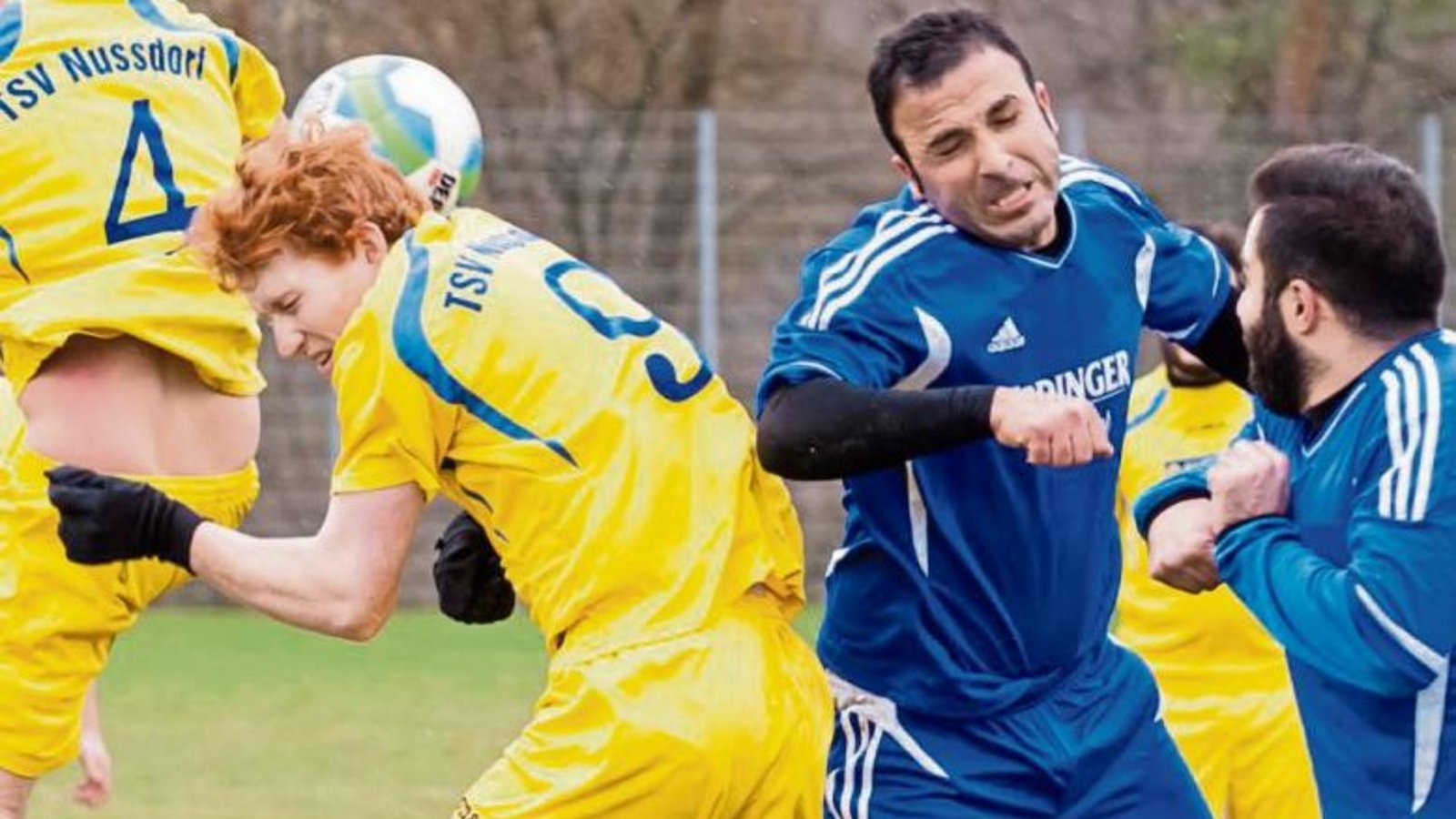Der Nussdorfer Jens Dieterle (gelbes Trikot) im Luftkampf mit seinem Bietigheimer Kontrahenten Haci Budak. Am Ende hatte Dieterles Elf mit 1:0 die Nase vorn. Foto: Simecek