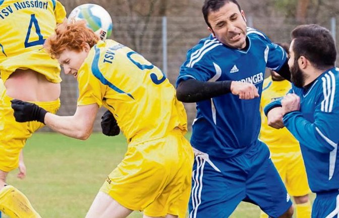 Der Nussdorfer Jens Dieterle (gelbes Trikot) im Luftkampf mit seinem Bietigheimer Kontrahenten Haci Budak. Am Ende hatte Dieterles Elf mit 1:0 die Nase vorn. Foto: Simecek