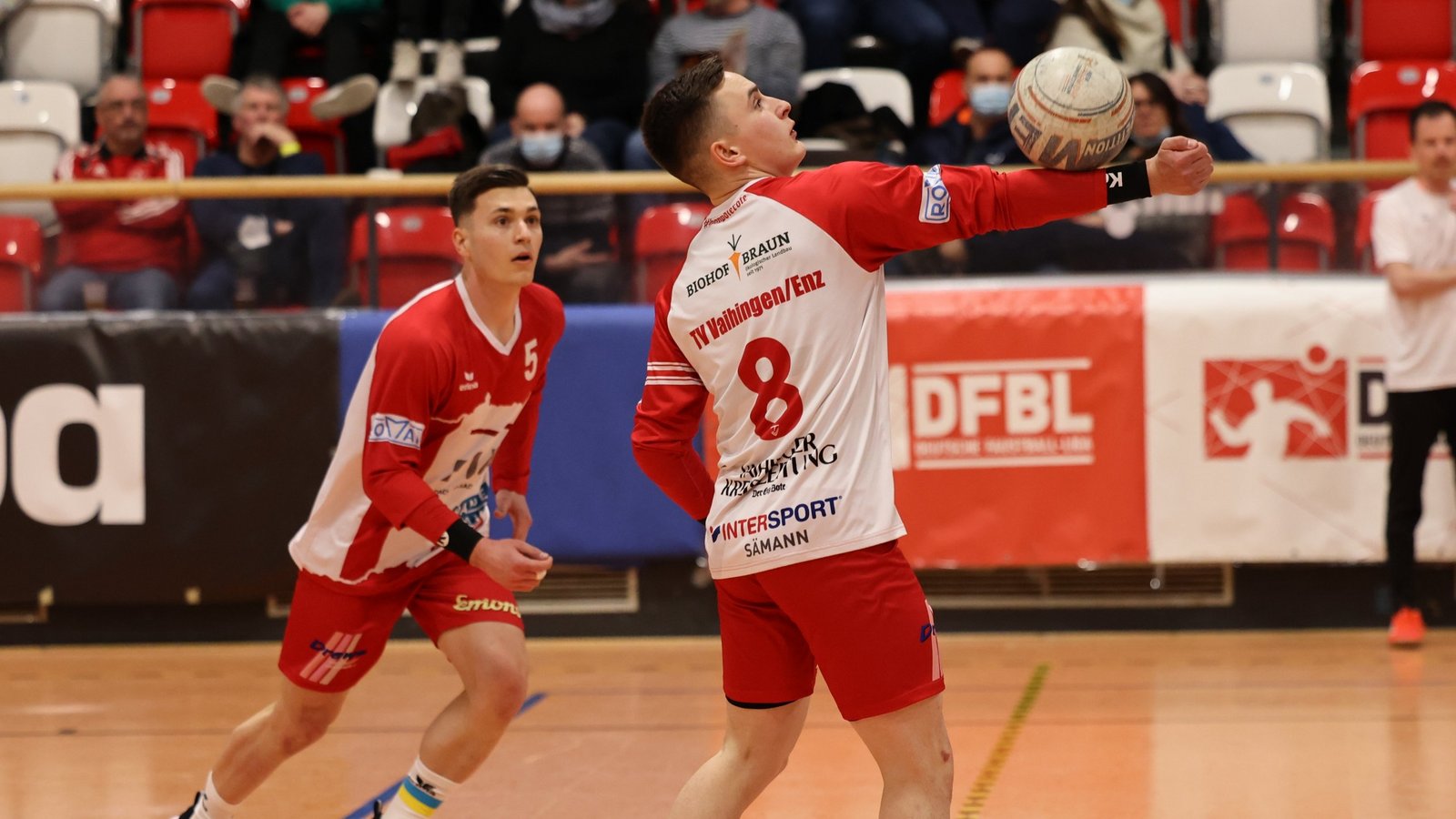 Abwehrspieler Jacob Jungclaussen (von rechts) stellt den Ball seinem älteren Bruder und Schlagmann Johannes Jungclaussen. Fotos: DFBL/den Dulk Abwehrspieler Jacob Jungclaussen (von rechts) stellt den Ball seinem älteren Bruder und Schlagmann Johannes Jungclaussen. Fotos: DFBL/den Dulk