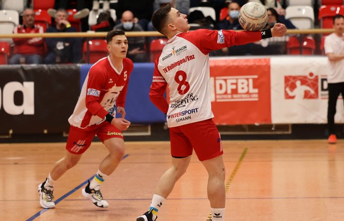 Abwehrspieler Jacob Jungclaussen (von rechts) stellt den Ball seinem älteren Bruder und Schlagmann Johannes Jungclaussen. <span class='image-autor'>Fotos: DFBL/den Dulk</span>