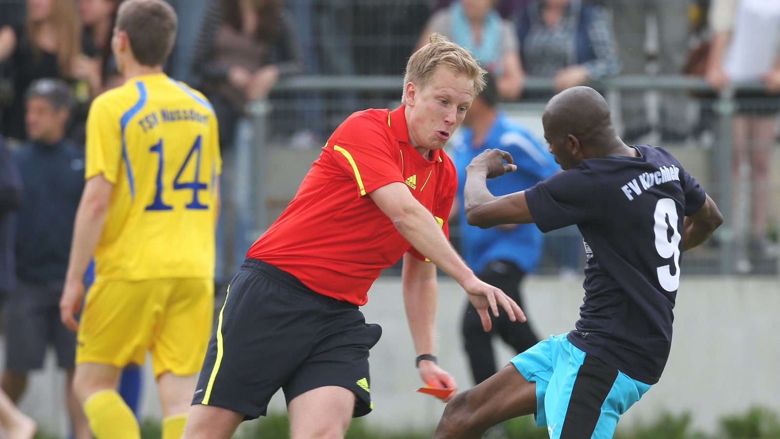 In der Saison 2013/2014 wurde Schiedsrichter Manuel Hellwig (links) beim Gastspiel des FV Kirchheim beim TSV Nussdorf nach dem Schlusspfiff tätlich angegriffen. Foto: Archiv/Küppers In der Saison 2013/2014 wurde Schiedsrichter Manuel Hellwig (links) beim Gastspiel des FV Kirchheim beim TSV Nussdorf nach dem Schlusspfiff tätlich angegriffen. Foto: Archiv/Küppers