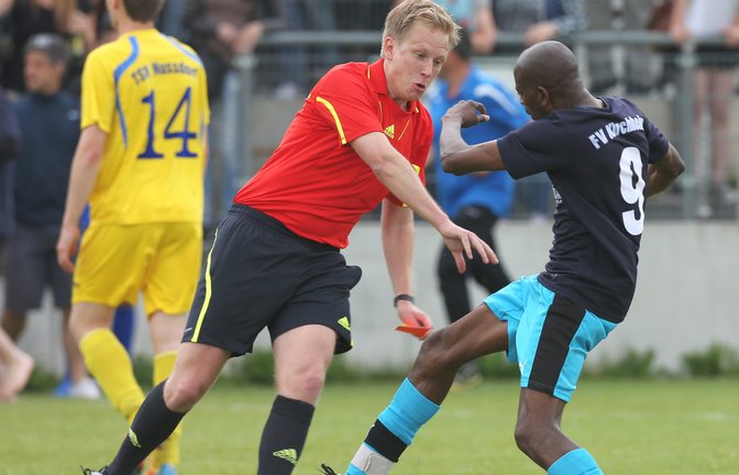 In der Saison 2013/2014 wurde Schiedsrichter Manuel Hellwig (links) beim Gastspiel des FV Kirchheim beim TSV Nussdorf nach dem Schlusspfiff tätlich angegriffen. <span class='image-autor'>Foto: Archiv/Küppers</span>