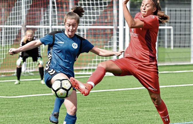 Svenja Fischer (rechts) war auch im WFV-Pokalduell bei der SpVgg Gröningen-Satteldorf ein Aktivposten. Die Löchgauerin erzielte zwei Tore und bereitete ein weiteres vor.  Foto: Archiv/Leitner