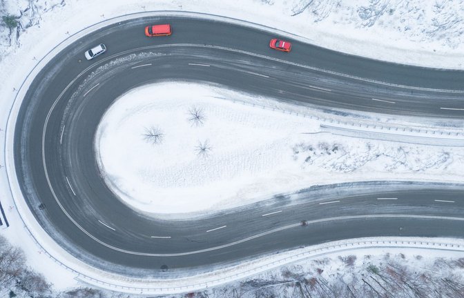 Autos fahren auf einer von Schnee geräumten Serpentine entlang. (Luftaufnahme mit einer Drohne).<span class='image-autor'>Foto: icture alliance/dpa</span>