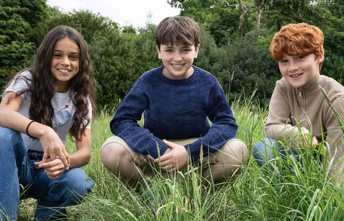 Arabella Stanton (links), Dominic McLaughlin (Mitte) und Alastair Stout (rechts) werden die neuen Gesichter von Harry, Ron und Hermine.<span class='image-autor'>Foto: Aidan Monaghan/HBO/AP/dpa</span>