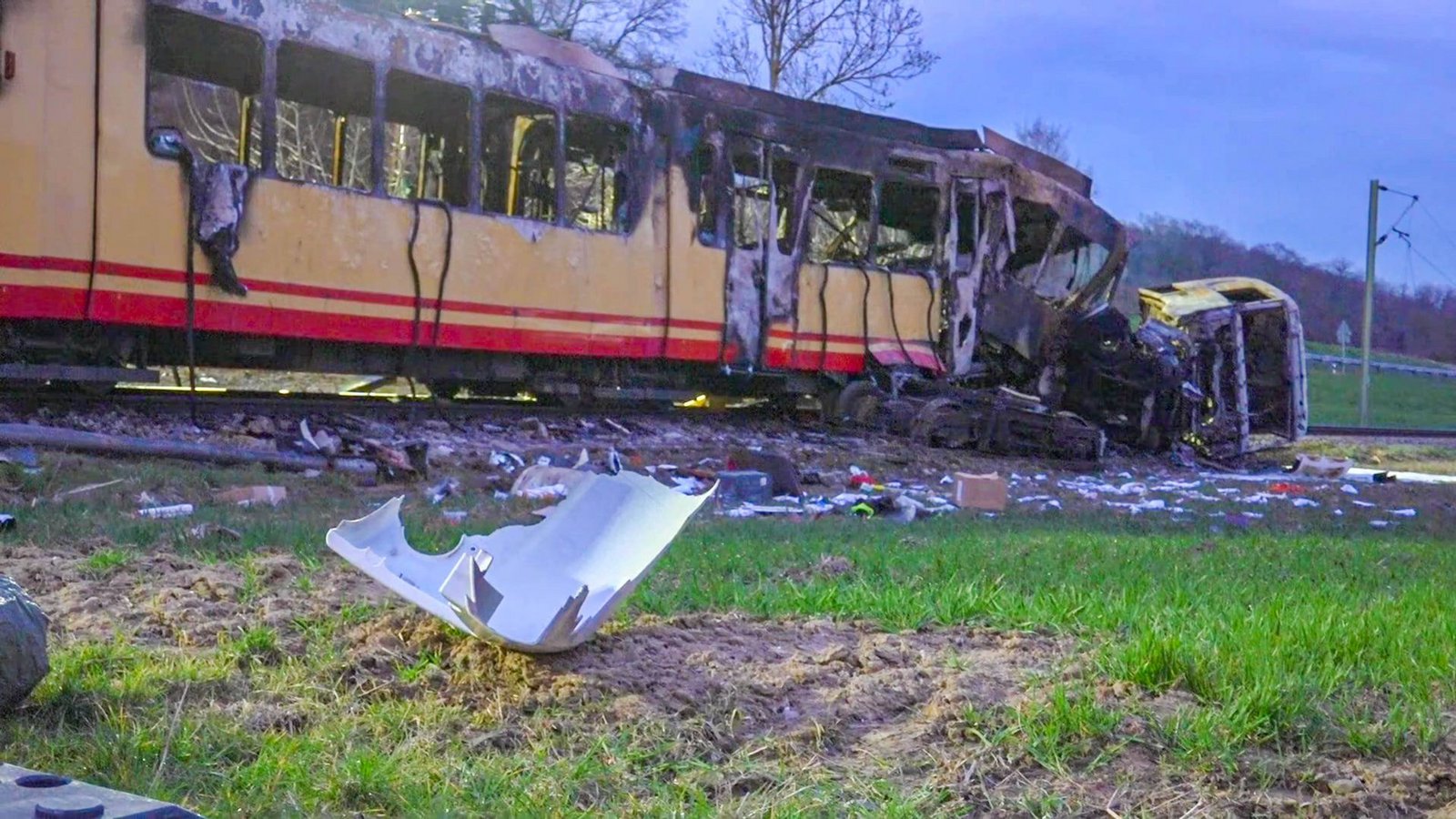 Im März fuhr eine Stadtbahn bei Ubstadt-Weiher in einen Tanklastzug. Drei Menschen starben.Foto: IMAGO/Einsatz-Report24 Im März fuhr eine Stadtbahn bei Ubstadt-Weiher in einen Tanklastzug. Drei Menschen starben.Foto: IMAGO/Einsatz-Report24